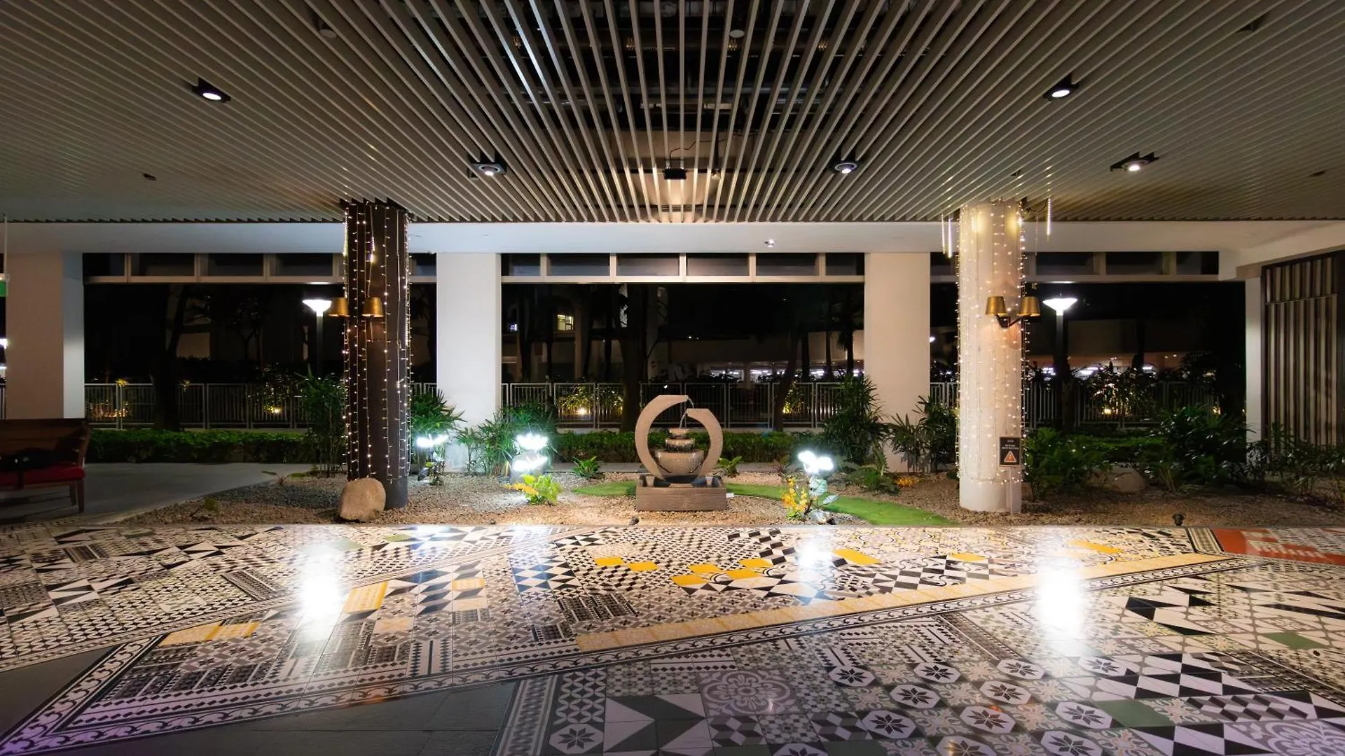 M Social Singapore 4*,